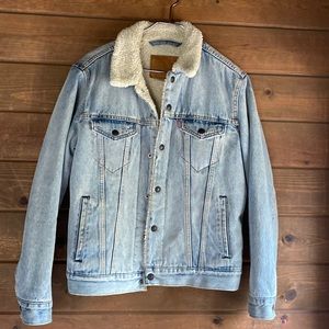 A brand new used once Levi jacket that’s extremely warm!
